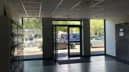 Bureaux à vendre à Avignon en rez-de-chaussée avec parkings et accès tram - Offre immobilière - Arthur Loyd