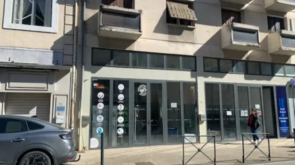 Local commercial à louer à Cavaillon, sur deux niveaux, bureaux, axe passant - Offre immobilière - Arthur Loyd