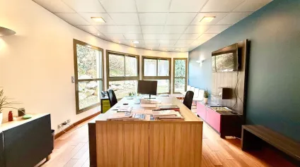 BUREAUX DE TRÈS BON STANDING EN CV D'AIX AVEC PARKING - Offre immobilière - Arthur Loyd