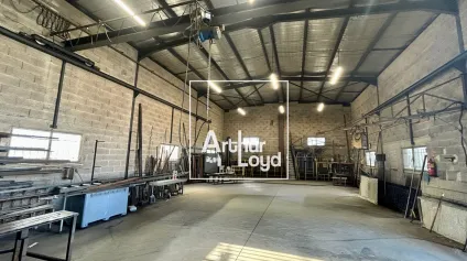Entrepôt à louer 181 m² avec stockage extérieur sécurisé - Accessibilité A9 - Offre immobilière - Arthur Loyd