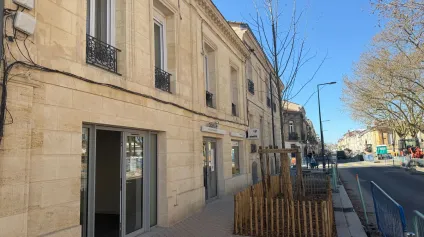 Bureaux à louer - 76 m² en rez-de-chaussée, local rénové et lumineux avec accès direct et visibilité - Offre immobilière - Arthur Loyd
