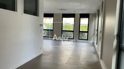 Bureaux à louer - LIEUSAINT - immeuble de bonne facture - Offre immobilière - Arthur Loyd