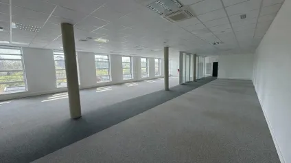 TOURS SUD DEUX LIONS - BUREAUX A LOUER 347 M² ET 8 PARKINGS - IMMEUBLE HQE - Offre immobilière - Arthur Loyd