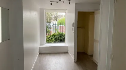 Situé dans un bâtiment classé, local de 17m2 environ à louer en centre-ville de Soissons avec vitrine. Parking gratuit en face. - Offre immobilière - Arthur Loyd