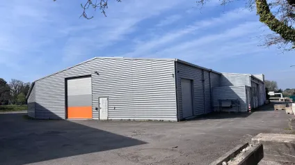 Bâtiment indépendant avec grande visibilité et espace de stockage extérieur à Couëron - Offre immobilière - Arthur Loyd