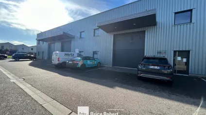 Local d’activités à louer à Saint-Priest avec bureaux climatisés et parking privatif - Offre immobilière - Arthur Loyd