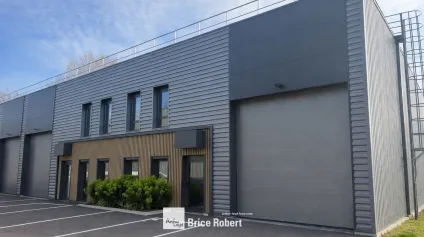 Locaux d'activités à vendre ou à louer à Vénissieux avec panneaux photovoltaïques - Offre immobilière - Arthur Loyd