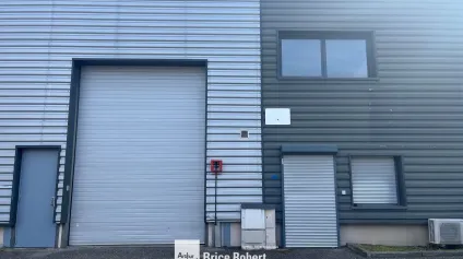 Location local d'activités avec espace de stockage à Vénissieux accès poids lourds - Offre immobilière - Arthur Loyd