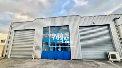 Local d'activité avec showroom climatisé et bureaux - Environnement professionnel et accès poids-lourds - Offre immobilière - Arthur Loyd