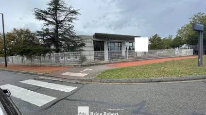 A louer - Bâtiment indépendant avec surface de bureaux et de stockage - Décines Charpieu - Offre immobilière - Arthur Loyd