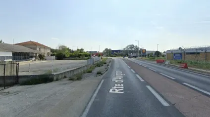 Local commercial à louer à Châteaurenard emplacement numéro 1, grand parking - Offre immobilière - Arthur Loyd