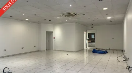 TOURS NORD CENTRE COMMERCIAL LA PETITE ARCHE COMMERCE A LOUER 86 M² - Offre immobilière - Arthur Loyd