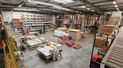 A LOUER : B&acirc;timent d'activit&eacute; 5 200 m&sup2; sur terrain de 12 800 m&sup2;, avec cour de chargement, plusieurs quais et un bon acc&egrave;s camions, &agrave; toute proximit&eacute; des axes routiers, situ&eacute; en ZI ... - Offre immobilière - Arthur Loyd