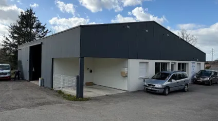 <br />A LOUER - Local d'activité Saint Junien - 315 m² - Stockage + bureaux - Parking<br /> - Offre immobilière - Arthur Loyd