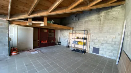 <br />A LOUER, Local d'activité 100 m² - Zone artisanale Nieul-sur-Mer - Dépôt, bureaux et stockage extérieur<br /> - Offre immobilière - Arthur Loyd