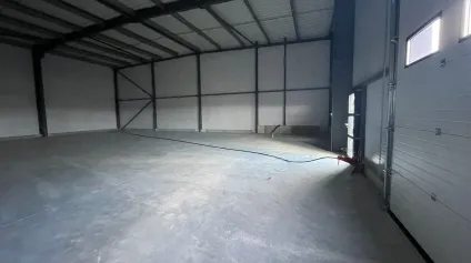 A VENDRE CELLULE D'ACTIVITE 300 M² - EMPLACEMENT STRATEGIQUE EN BORDURE DE VOIE EXPRESS RN 165 - Offre immobilière - Arthur Loyd