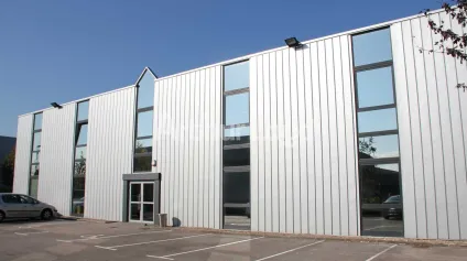Bureaux à louer à Roncq dans parc sécurisé avec accès rapide aux axes - Offre immobilière - Arthur Loyd