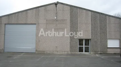 Entrepôt à louer à Templemars avec bureaux rénovés et parking privatif - Offre immobilière - Arthur Loyd