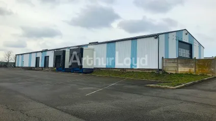 Entrepôt à louer à Cambrai avec parkings poids lourd accès autoroutes et bureaux - Offre immobilière - Arthur Loyd
