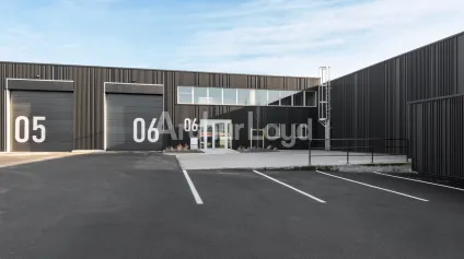 A louer, locaux d'activité réhabilités, Roncq - Offre immobilière - Arthur Loyd