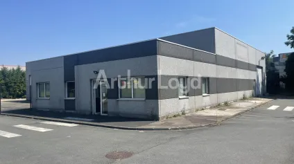 Entrepôt à louer à Hallennes-lez-Haubourdin avec bureaux et parking sécurisé - Offre immobilière - Arthur Loyd