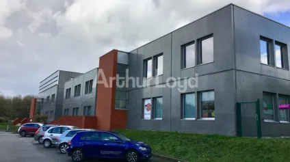 À louer : Bureaux fonctionnels en rez-de-chaussée et R+2 avec parkings - Emplacement stratégique à Lambersart - Offre immobilière - Arthur Loyd