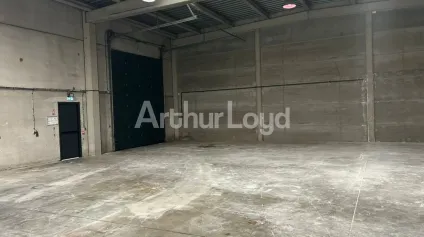 Entrepôt à louer Mons-en-Baroeul sécurisé avec parking proche axes routiers - Offre immobilière - Arthur Loyd