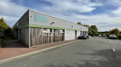 Bureaux à louer à Vendin-le-Vieil avec parking et terrasse en zone d’activités - Offre immobilière - Arthur Loyd