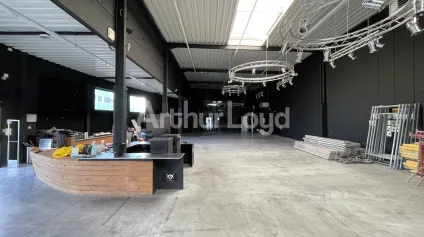 Locaux d'activité à louer à Noyelles-Godault visibilité exceptionnelle A1 - Offre immobilière - Arthur Loyd