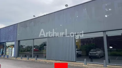 Location local commercial 675m2 grande vitrine Arras zone commerciale - Offre immobilière - Arthur Loyd