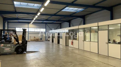 Local d'activité à louer à Cuincy avec grande porte sectionnelle et parking - Offre immobilière - Arthur Loyd