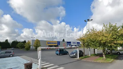 Location local commercial 338 m² Hautmont visibilité maximale parking illimité - Offre immobilière - Arthur Loyd