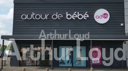 Location locaux commerciaux &agrave; Capinghem effet d enseigne et nombreux parkings - Offre immobilière - Arthur Loyd