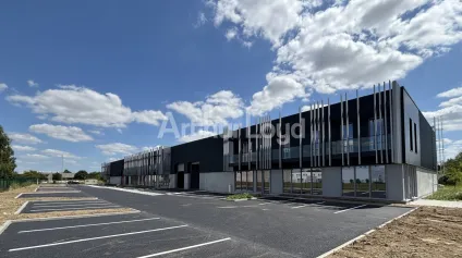 Locaux d’activité à louer ou acheter à Avelin proche axes autoroutiers - Offre immobilière - Arthur Loyd