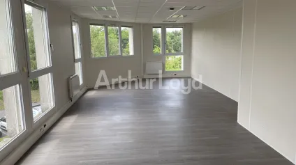 Location de bureaux rénovés à Saint-Laurent-Blangy avec stationnement privé - Offre immobilière - Arthur Loyd