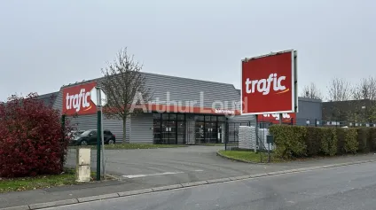 Location local commercial grande surface de 1 500m2 à Annoeullin parking - Offre immobilière - Arthur Loyd