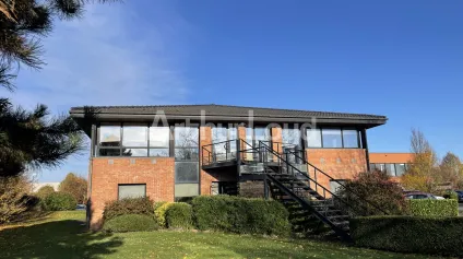 Bureau à louer à Wambrechies avec terrasse privative et environnement verdoyant - Offre immobilière - Arthur Loyd