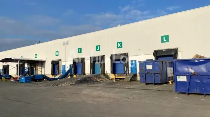 Entrepôts à louer à Villeneuve d’Ascq avec bureaux et vaste parking VL - Offre immobilière - Arthur Loyd