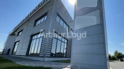 EN VENTE - ENSEMBLE IMMOBILIER D'EXCEPTION À USAGE MIXTE EN SORTIE D'AUTOROUTE - STEENVOORDE - Offre immobilière - Arthur Loyd