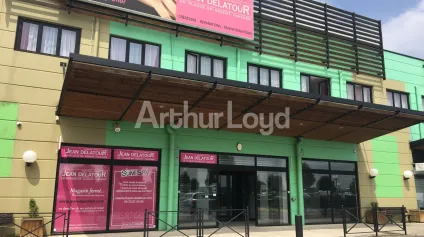 Local commercial à louer à Proville dans zone dynamique avec parking - Offre immobilière - Arthur Loyd