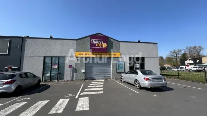 Location local commercial 608 m2 Libercourt forte visibilité et parking - Offre immobilière - Arthur Loyd