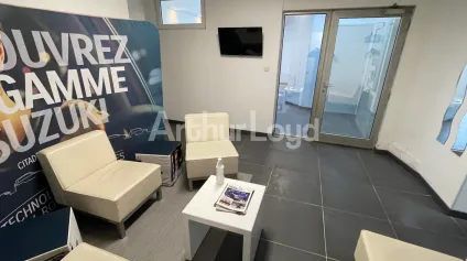 Vente locaux commerciaux à Maubeuge grand showroom et terrain de 2000m2 - Offre immobilière - Arthur Loyd