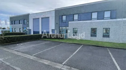 Entrepôt avec bureaux à louer à Lesquin accès immédiat autoroutes A1 et A23 - Offre immobilière - Arthur Loyd