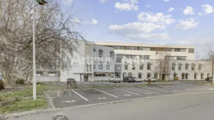 Bureaux et locaux à louer à Villeneuve-d'Ascq accès PMR et salle de réunion - Offre immobilière - Arthur Loyd