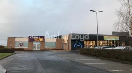 Location local commercial 479 m² à Wavrin avec parking et visibilité - Offre immobilière - Arthur Loyd