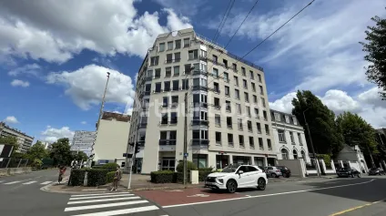 Bureaux à louer à La Madeleine avec parkings privés et accès transports - Offre immobilière - Arthur Loyd