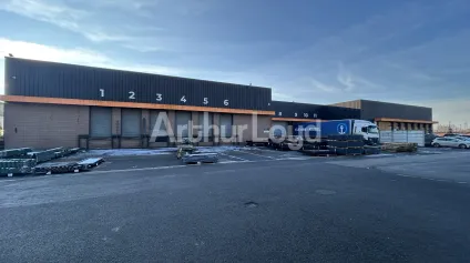 Entrepôt avec bureaux rénovés à vendre à Armentières proche autoroute - Offre immobilière - Arthur Loyd