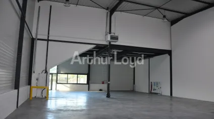 Locaux d'activité à vendre ou à louer à Croix accès autoroutes et gare - Offre immobilière - Arthur Loyd