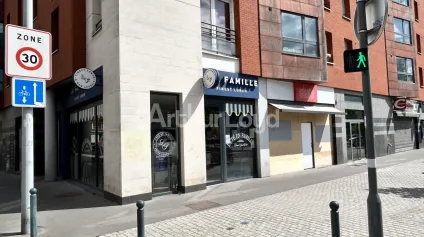 Location local commercial La Madeleine axe passant proximité transports - Offre immobilière - Arthur Loyd