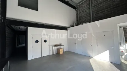 Entrepot showroom avec bureaux à louer à La Madeleine visibilité et accès rapide - Offre immobilière - Arthur Loyd